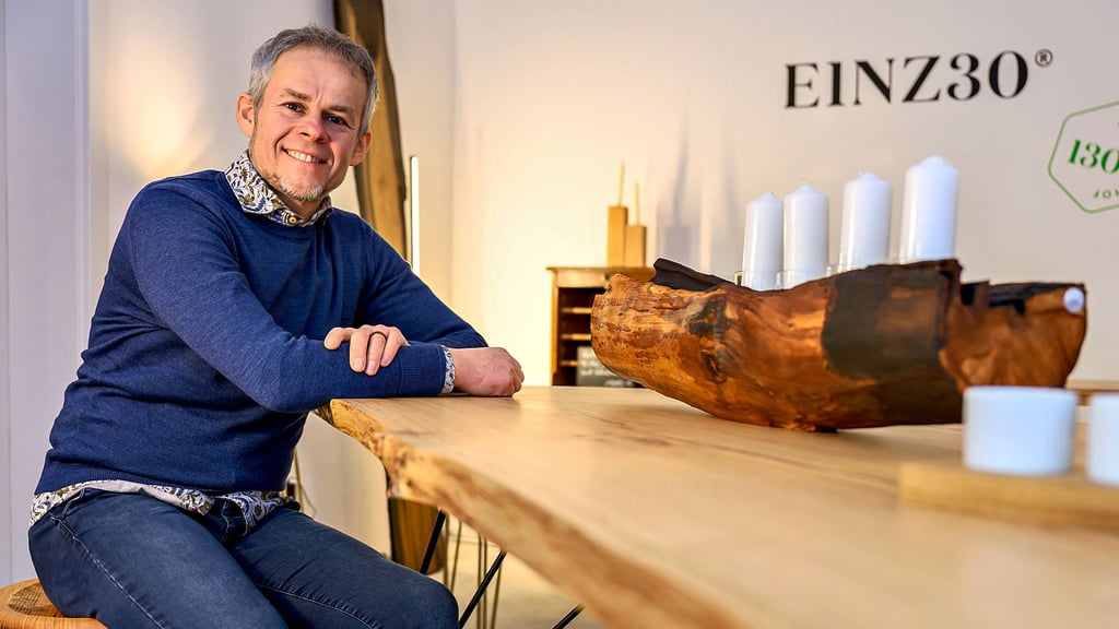 Tischlermeister Mathias Scheffel gründete  vor gut zehn Jahren seinen  Holzwerkhof „Einz30“. Im vergangenen Jahr im Pop-up-Store zugegen, hat der Thüringer nun ein Geschäft im Naumburger Steinweg. 