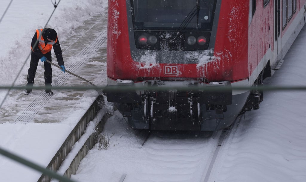 In Norden fahren weiterhin Züge. Die Bahn rät aber, auf unnötige Fahrten zu verzichten.