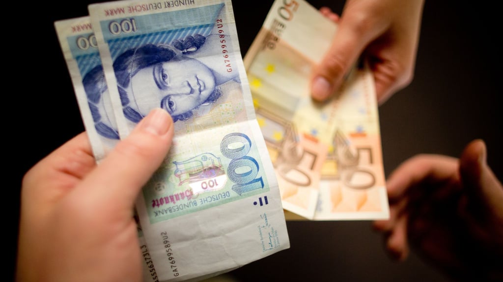 Alte D-Mark-Banknoten können bei der Bundesbank weiterhin zeitlich unbegrenzt in Euro umgetauscht werden. (Symbolbild)