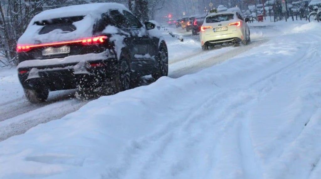 Der Wetterdienst warnt vor Neuschnee und Glätte am Freitag, durch den starken Wind kommt es zudem zu Verwehungen. Einigen Schulleitern ist es deshalb zu heikel, am Freitag auf die Präsenzpflicht zu bestehen.