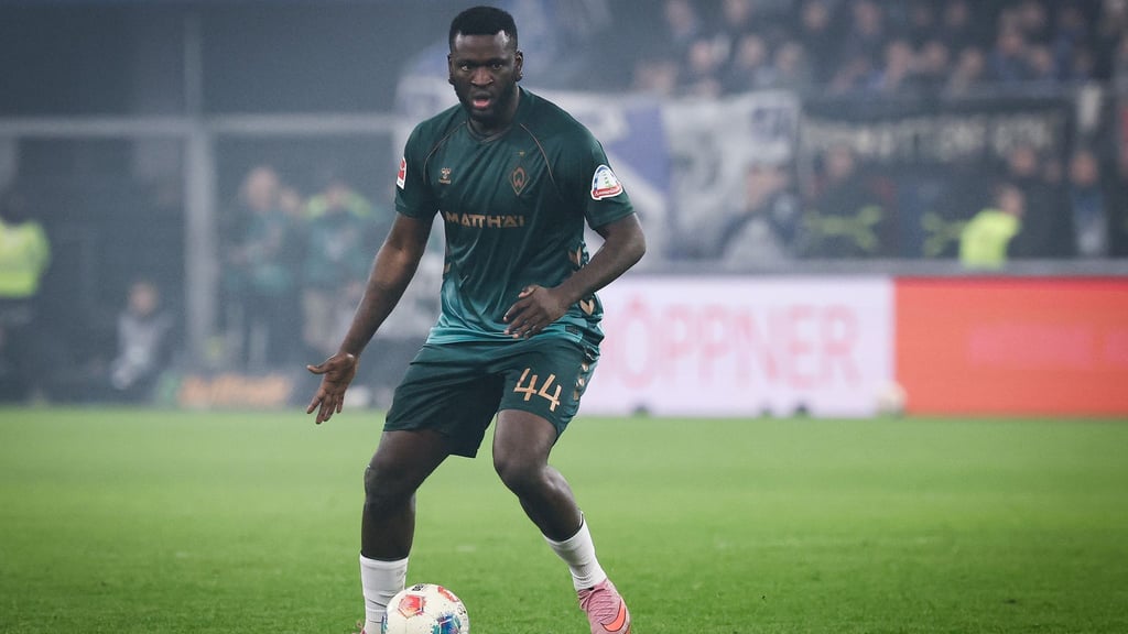 Victor Boniface von Werder Bremen muss weiter auf eine Diagnose warten. (Archivbild)