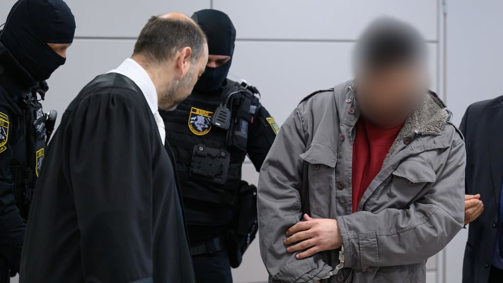 Ein mutmaßlicher Ex-Kämpfer des Islamischen Staates (IS) steht seit Dezember in Halle vor Gericht. Die Staatsanwaltschaft fordert fünf Jahre Haft.
