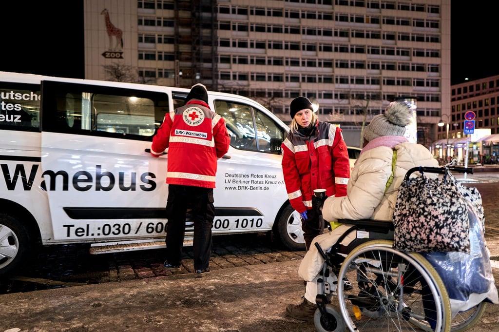 Lisa Wiedemann und Sebastian Ulm suchen Menschen auf, die trotz Kälte auf der Straße sind.