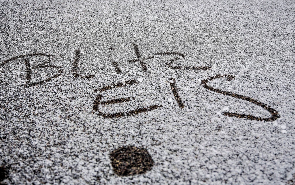 Schlimmer als viel Schnee und Verwehungen: Blitzeis.  Trifft, wie angekündigt, in der Region Regen auf gefrorenen Boden, ist besondere Vorsicht geboten.