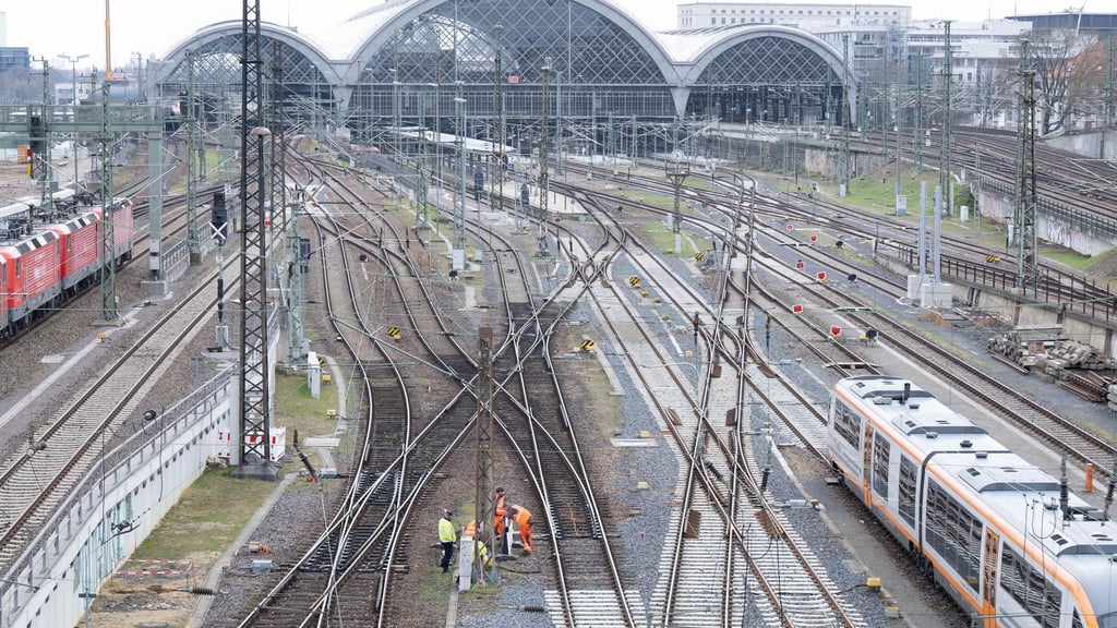 Am Dresdner Hauptbahnhof fährt von Freitag bis Montagfrüh kein Zug. (Archivbild)