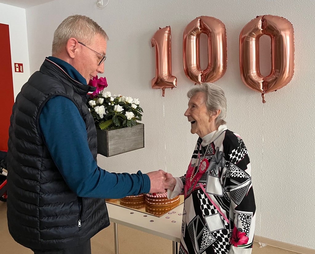 Ursula Obst erhält zu ihrem 100. Geburtstag Glückwünsche von Steffen Gerster, dem Geschäftsführer des DRK-Pflegezentrums Zeitz.