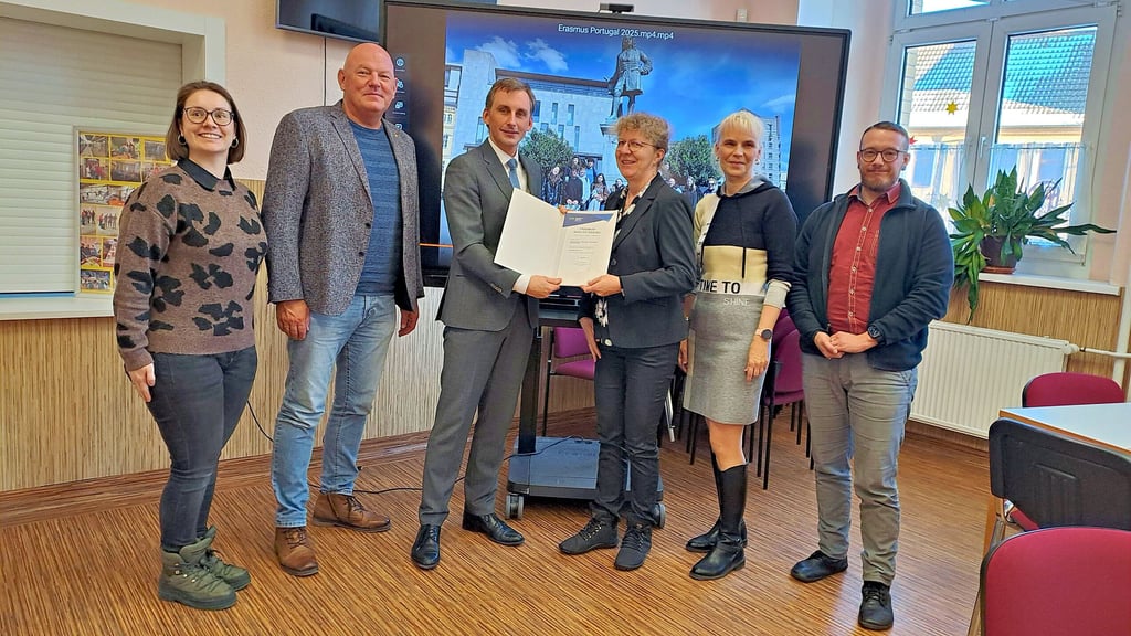 Bildungsminister Jan Riedel übergibt die Urkunde an Schulleiterin Ina Butz (M.). Mit dabei sind Schulsozialarbeiterin Nicole Hehr, der Bildungspolitische Sprecher der FDP-Fraktion des Landtages Jörg Bernstein, die stellvertretende Schulleiterin Susanne Eulitz und Johannes Wand vom Landesschulamt (v. l.).