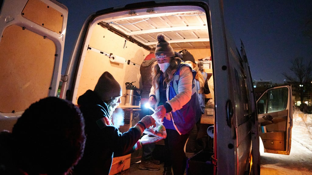 Symbolbild: Helfer verteilen Lebensmittel aus einem Kältebus an Bedürftige. Solche Hilfe für Obdachlose gibt es auch in Magdeburg.