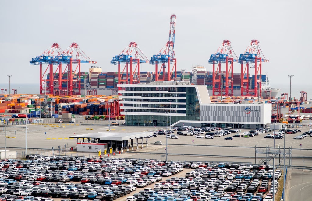 Eurogate hat an seinen Terminals in Wilhelmshaven, Bremerhaven und Hamburg einen eigenen Winterdienst. (Archivbild)
