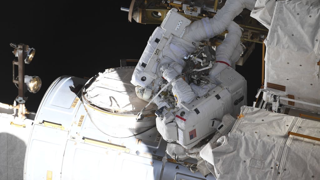 Matthias Maurer (oben), deutscher ESA-Astronaut, und Raja Chari, US-amerikanischer NASA-Astronaut, arbeiteten 2022 während eines Außeneinsatzes an der Raumstation ISS. (Symbolbild)