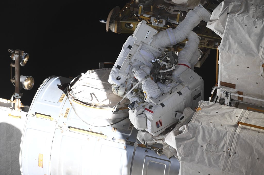 Matthias Maurer (oben), deutscher ESA-Astronaut, und Raja Chari, US-amerikanischer NASA-Astronaut, arbeiteten 2022 während eines Außeneinsatzes an der Raumstation ISS. (Symbolbild)