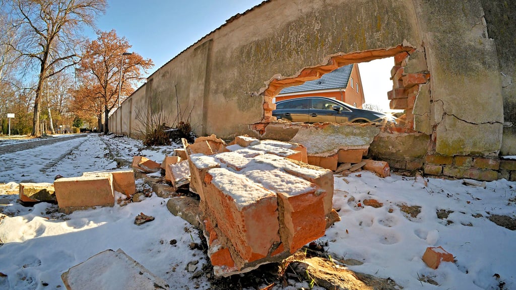 Seit dem Silvesterabend hat die Ascherslebener Friedhofsmauer erneut ein großes Loch. 