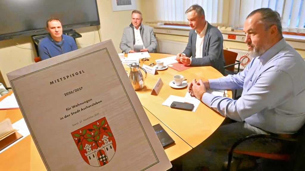 Vertreter der Stadt präsentieren gemeinsam mit den beiden größten Ascherslebener Vermieter-Gesellschaften den neuen Mietspiegel.