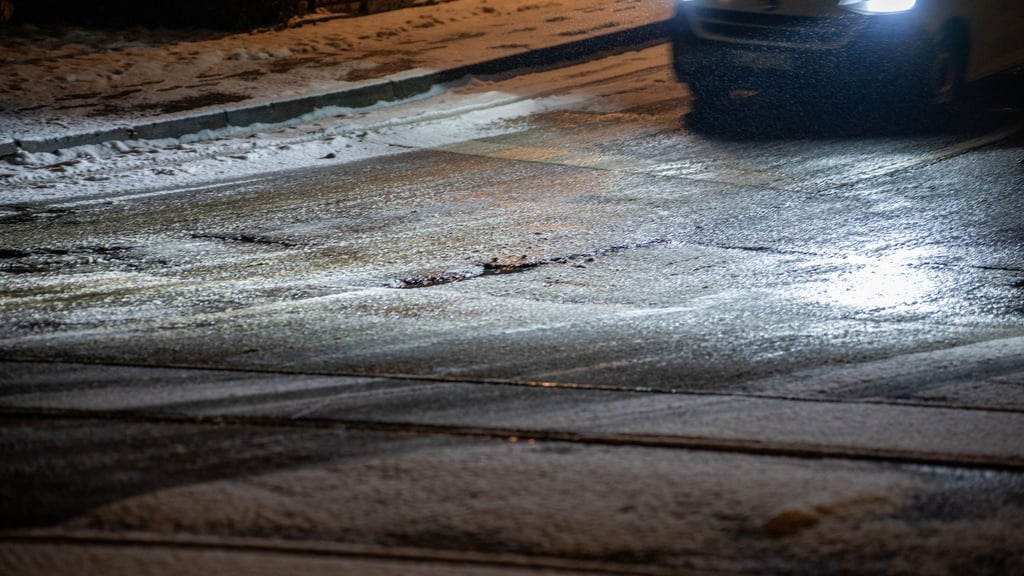 Autofahrer aufgepasst: Schnee und Glätte behindern den Verkehr.