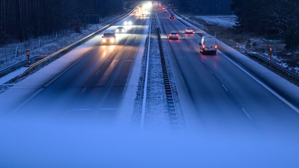 Bei einer Geisterfahrer-Warnung gilt: Tempo drosseln, Überholmanöver unterlassen und den Sicherheitsabstand vergrößern, so bleibt mehr Zeit zum Reagieren bei unerwarteten Gefahren.