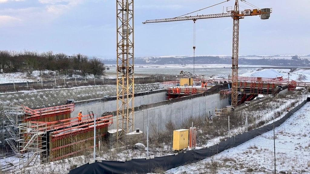 Hier wächst der Tunnel bei Friedrichsschwerz. Gut zu sehen: die geschlossene Mittelwand.