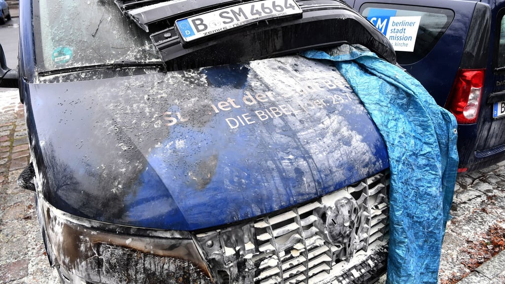 So sah einer der Busse nach dem mutmaßlichen Brandanschlag aus (Archivbild).