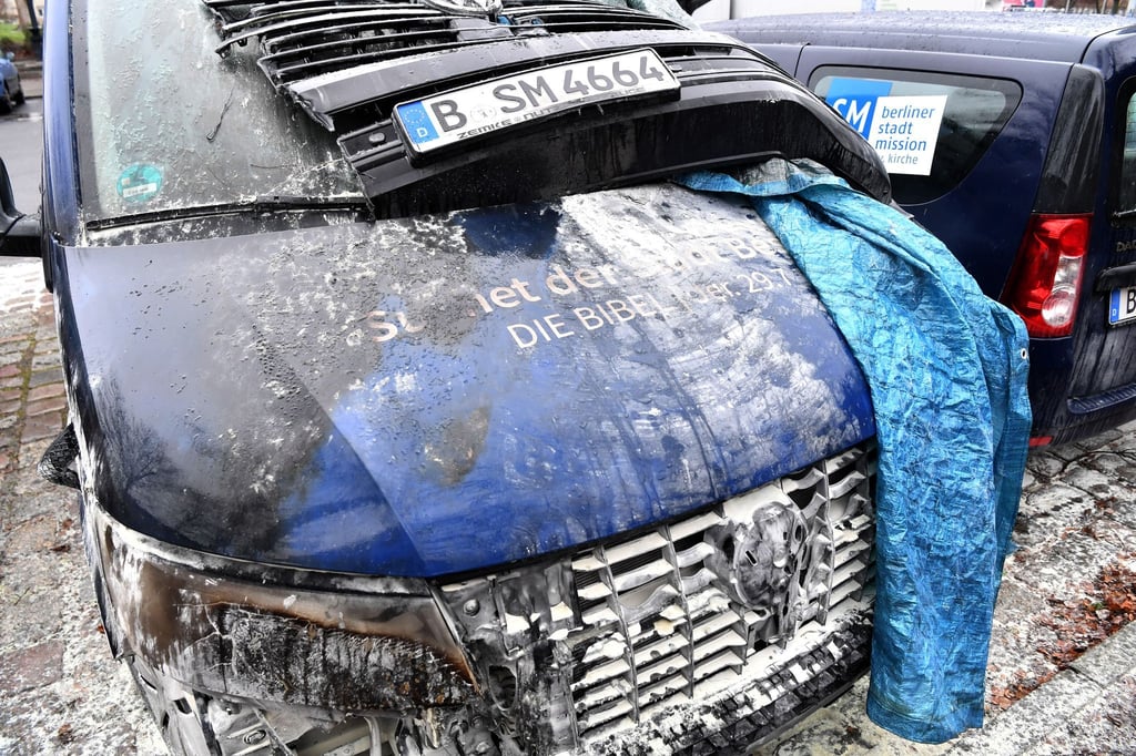 So sah einer der Busse nach dem mutmaßlichen Brandanschlag aus (Archivbild).