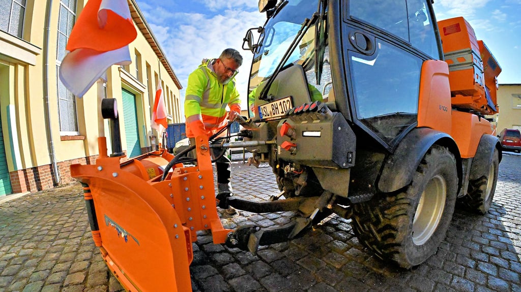 Mathias Winter vom Ascherslebener Bauwirtschaftshof bereitet eines der Fahrzeuge für den Einsatz vor. 