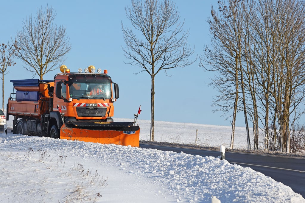 Die Kreisstraßenmeisterei des Burgenlandkreises startet in der Nacht zum Freitag gegen drei Uhr mit dem Winterdienst.