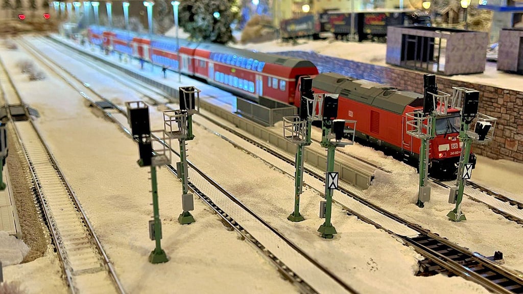 Eine große Winteranlage in Spurgröße H0 zeigt vollautomatischen Digitalbetrieb auf zwölf Metern Länge.