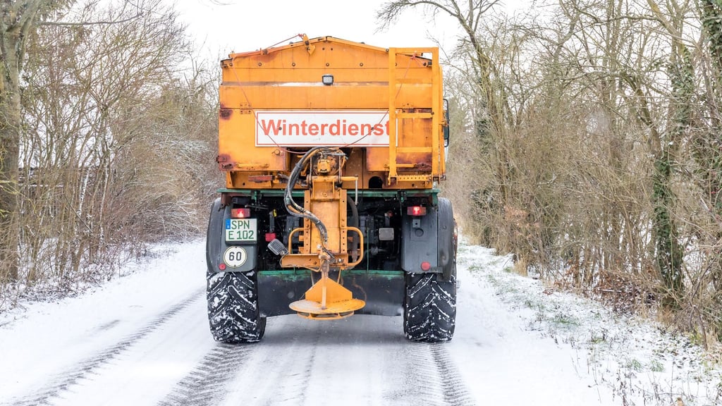 Reichlich Neuschnee, starker Wind und Glätte - für Freitag müssen sich die Winterdienste laut DWD auf viele Einsätze einstellen. (Archivbild)
