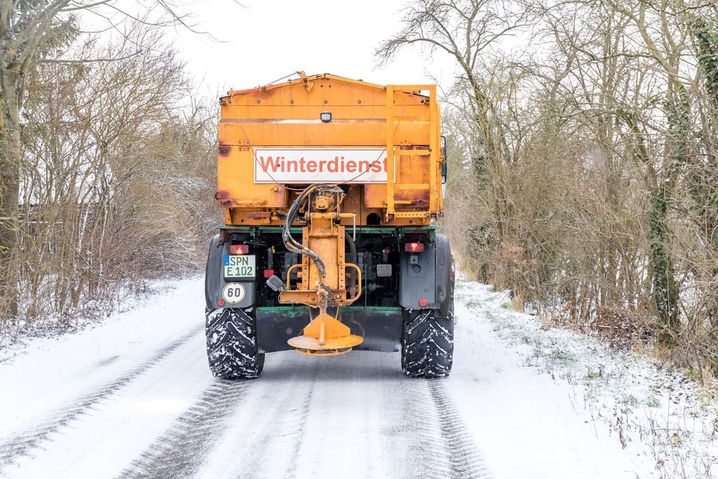 Reichlich Neuschnee, starker Wind und Glätte - für Freitag müssen sich die Winterdienste laut DWD auf viele Einsätze einstellen. (Archivbild)
