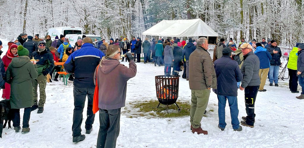 Ziel der Wandergruppen aus Jessen, Arnsdorf und Lindwerder sowie etlicher anderer Winterspaziergänger ist die Hirtenwiese. Hier hat zur Freude der Teilnehmer das Team vom "Lindeneck" seinen Versorgungsstand mit Speisen und Getränken aufgebaut.