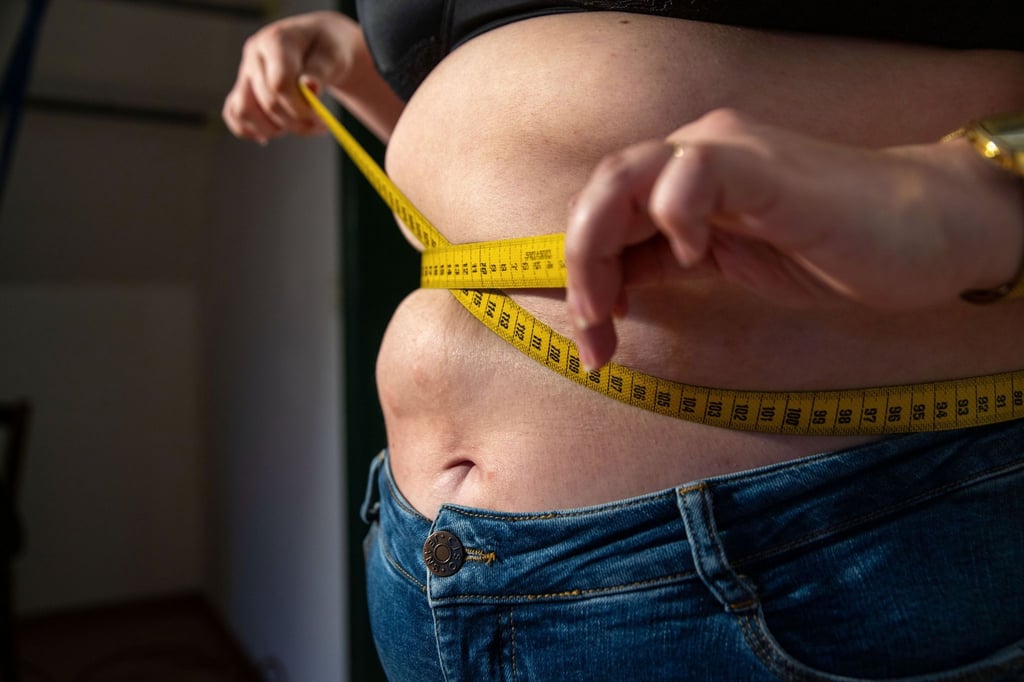 Viele Diäten versprechen schnelle Erfolge: Wer mehrere Kilos pro Woche abnimmt, verliert meist Wasser oder Muskelmasse statt Körperfett, und riskiert den Jo-Jo-Effekt