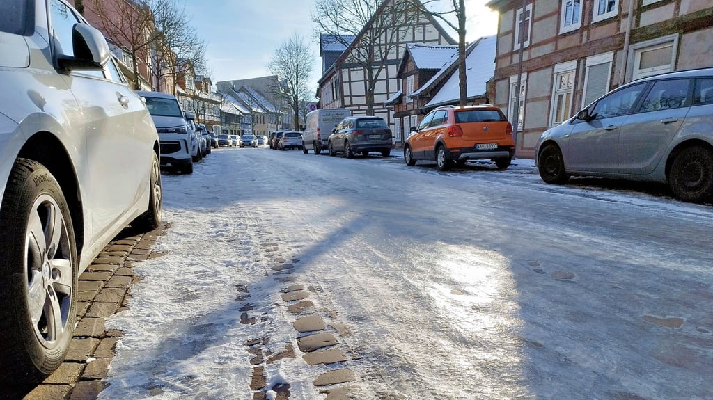 Die spiegelglatte Fahrbahn in der Straße Alte Jeetze in Salzwedel ist  im Sonnenlicht deutlich zu erkennen. 