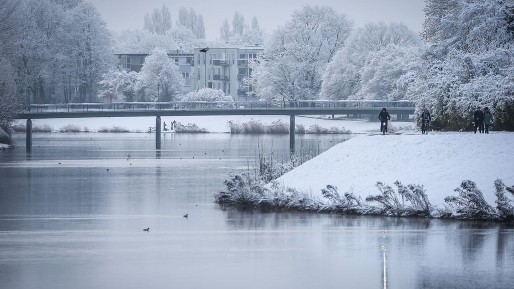 In Bremen liegt viel Schnee - das hat auch Folgen für Schülerinnen und Schüler.