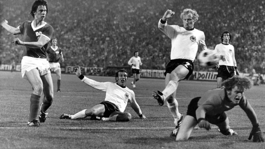 Historischer Moment 1974: Sparwassers Treffer zum 1:0 für die DDR lässt Sepp Maier (rechts) fassungslos zurück.