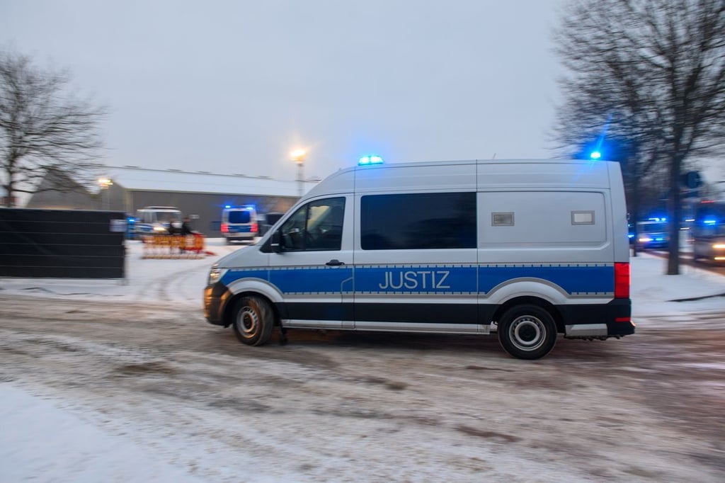 Ein Fahrzeug der Justiz fährt auf das Gelände des temporären Gerichtsgebäudes des Landgerichts Magdeburg. Dort wird der Prozess gegen den Todesfahrer vom Magdeburger Weihnachtsmarkt fortgesetzt.