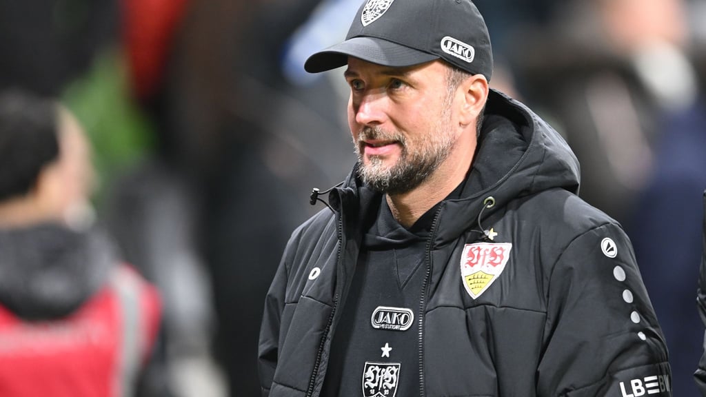 Trainer Sebastian Hoeneß und der VfB sind am Samstag in Leverkusen zu Gast. (Archivbild)