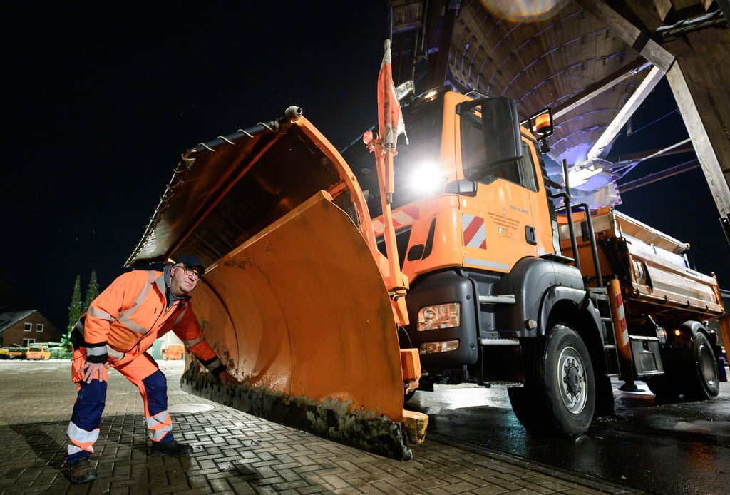 Die Winterdienste in Niedersachsen und Bremen sind gut vorbereitet - auch bei weiteren Wintereinbrüchen. (Archivbild)