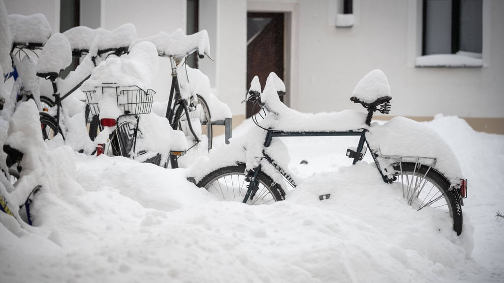 Sturmtief "Elli" stürzt Deutschland aktuell in ein Winterchaos. Am Freitag werden auch in Sachsen-Anhalt Schneeverwehungen und extreme Glätte erwartet.