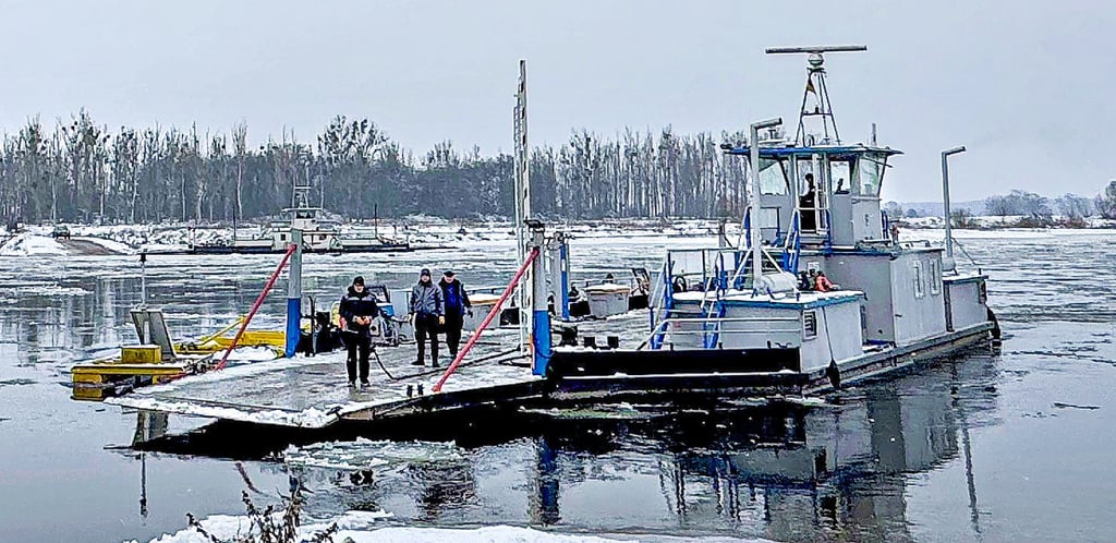 Die Fähre aus Sandau hatte auf dem Weg zum Schleusenkanal  bei Havelberg in ihr Winterquartier  am Fähranlieger im Mühlenholz eine  Pause machen können.