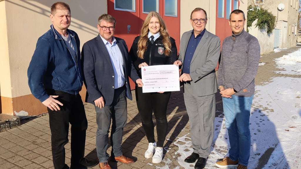 Josefin Thiemann, Gemeindejugendwartin im Bördeland, nahm die Spende für den Feuerwehrnachwuchs entgegen. 