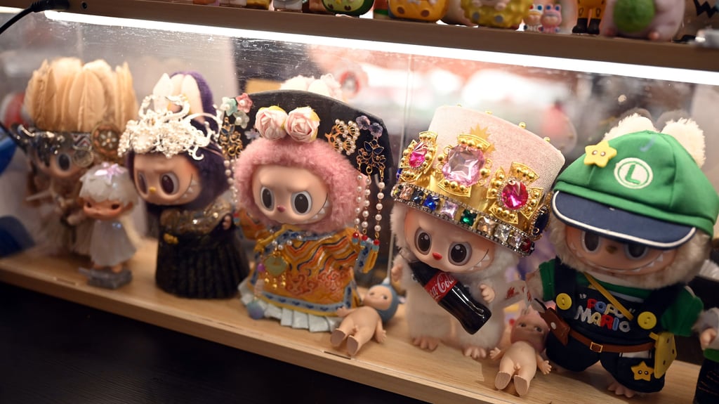 Die Plüschmonster Labubus haben 2025 für einen riesigen Trend weltweit gesorgt. Auch in Magdeburg kamen sie gut an. 