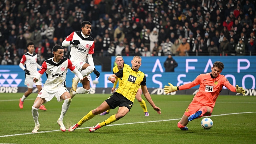 Der Einsatz von BVB-Keeper Gregor Kobel (r) in Frankfurt steht auf der Kippe. (Archivbild)