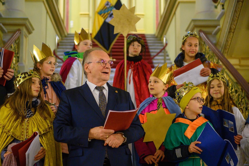 Sachsen-Anhalts Ministerpräsident Reiner Haseloff (CDU) singt in der Staatskanzlei mit den Sternsingern der Kathedralpfarrei Sankt Sebastian.