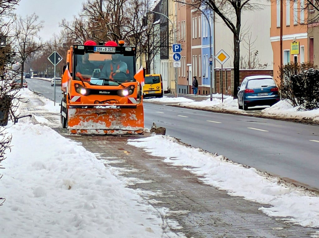 Der Bauhof befreit die Gehwege in Schönebeck  – wie hier in der Magdeburger Straße – vom Schnee. 
