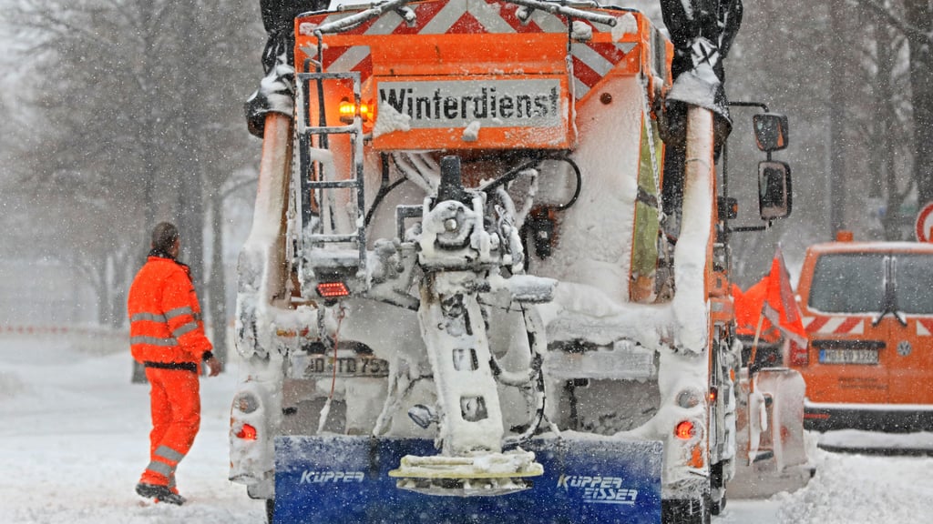 Ein Streufahrzeug vom Winterdienst der Landeshauptstadt Magdeburg. Der Winterdienst bereitet soch auf Sturmtief „Elli“ vor.
