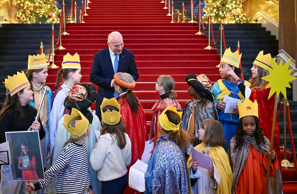 Kinder der St. Mauritius-Grundschule in Berlin-Lichtenberg werden zum Sternsingen von Berlins Regierendem Bürgermeister Kai Wegner (CDU) begrüßt.