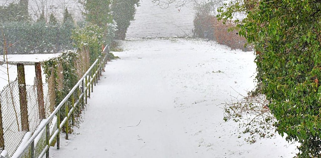 Die verschneite Treppenanlage an der alten Brennerei. Durch die weiße Pracht lassen sich gefährliche rutschige Stellen nicht erkennen. 