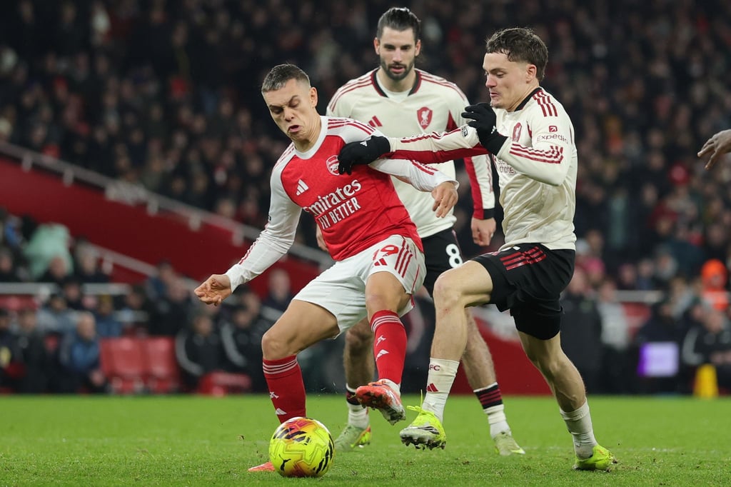 Lieferten sich ein umkämpftes Duell: der FC Arsenal um Leandro Trossard (l) und der FC Liverpool um Florian Wirtz (r).