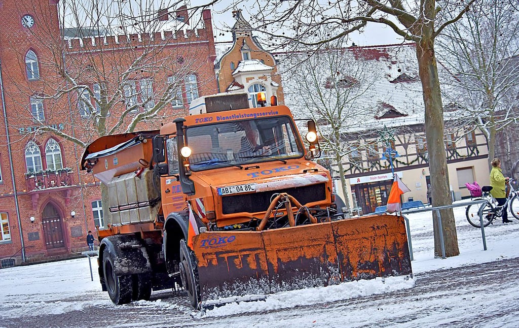 Massive Schneefälle und Glatteis drohen. Erst werden die wichtigsten Straßen geräumt, später folgen Plätze wie Bitterfelds Markt.