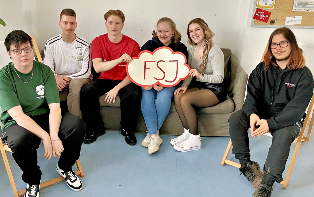 Damion, Marcus, Tom, Romy, Florence und Richard (v.l.) absolvieren ein freiwilliges soziales Jahr und diskutieren regelmäßig über die Zeit danach.  