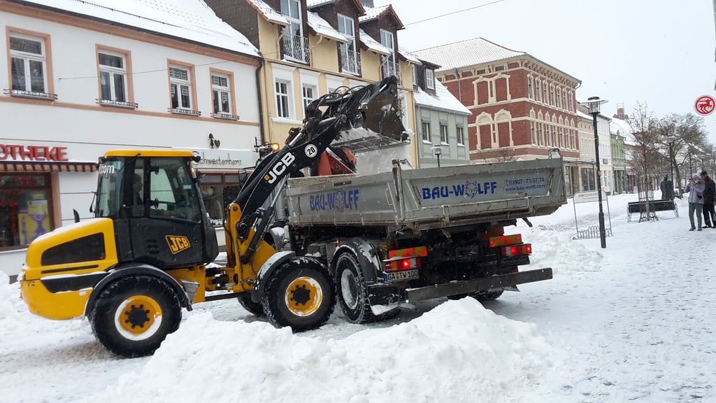Winterdienst in Gardelegen. Im Winter 2021 waren die Schneemassen so enorm, dass der Schnee aus der Stadt transportiert werden musste.