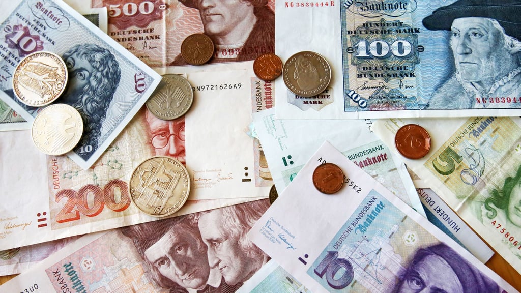 Beim Entrümpeln finden sich immer wieder alte D-Mark-Bestände. (Symbolfoto)